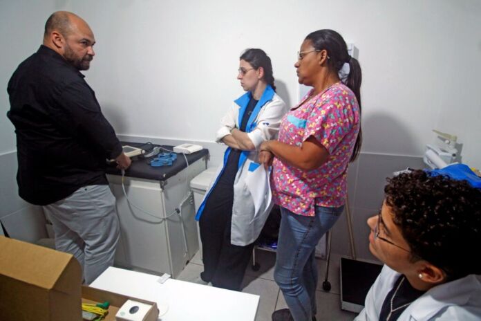 A Prefeitura de Maricá, por meio da Secretaria de Saúde, celebra mais uma conquista na qualificação dos serviços oferecidos à população: no mês em que a cidade completa 211 anos, todas as Unidades de Saúde da Família (USF) passam a contar com eletrocardiógrafo digital.