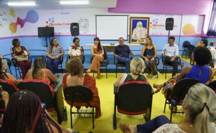 Os atendimentos da Prefeitura Móvel no Horto do Fonseca seguem a todo vapor. O prefeito Rodrigo Neves recebeu no gabinete itinerante um grupo formado por mães e gestantes atendidas pelo Programa Escola da Família e beneficiários da Moeda Arariboia.