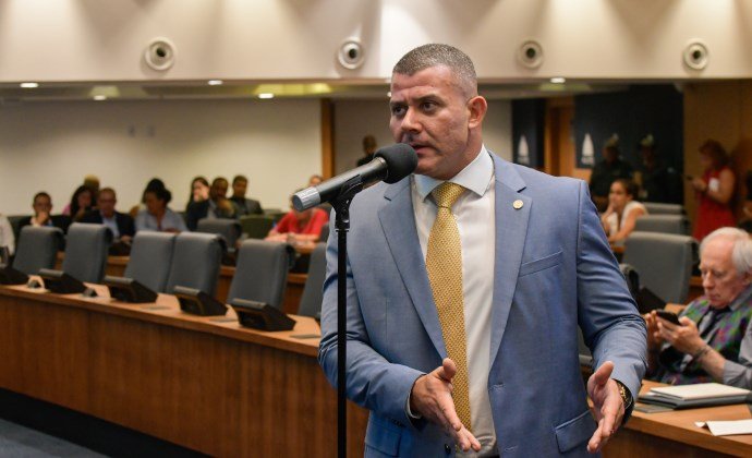 O plenário da Assembleia Legislativa do Rio (Alerj) aprovou, em primeira discussão, nesta quarta-feira (30/04), um projeto de lei que proíbe a nomeação em cargos públicos de pessoas condenadas por violência contra idosos.