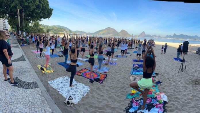 O projeto Niterói em Equilíbrio, da Prefeitura do Município, abriu a edição 2025 com a prática de yoga em um dos mais belos cenários da cidade: a Praia de Icaraí.