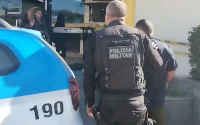 1_whatsapp_image_2025_06_18_at_13_43_29-36283399 (1) A Secretaria de Segurança Cidadã de Maricá realizou nesta terça-feira (18/06), no Centro da cidade, a prisão de um homem de 60 anos acusado de crimes de abuso sexual contra sua enteada.