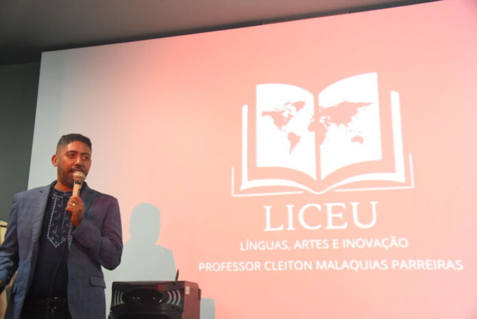 A Prefeitura de Maricá, por meio da Secretaria de Educação, lançou na segunda-feira (02/06) o Liceu Municipal de Línguas, Artes e Inovação Professor Cleiton Malaquias Parreiras com aulas gratuitas de línguas estrangeiras (inglês, espanhol, francês e mandarim).