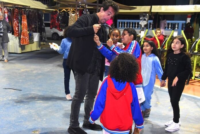 A Prefeitura de Maricá, por meio da Secretaria de Cultura e das Utopias, levou neste sábado (14/06) o projeto “Som de Ponta” para a praça Nossa Senhora das Graças, em Ponta Negra.