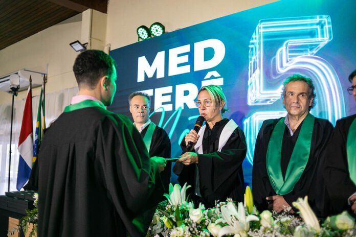 54609331998_50307259f5_c A Prefeitura de Maricá, por meio da Secretaria de Educação, realizou nesta segunda-feira (23/06) a cerimônia de formatura da primeira turma de Medicina do Programa Passaporte Universitário.