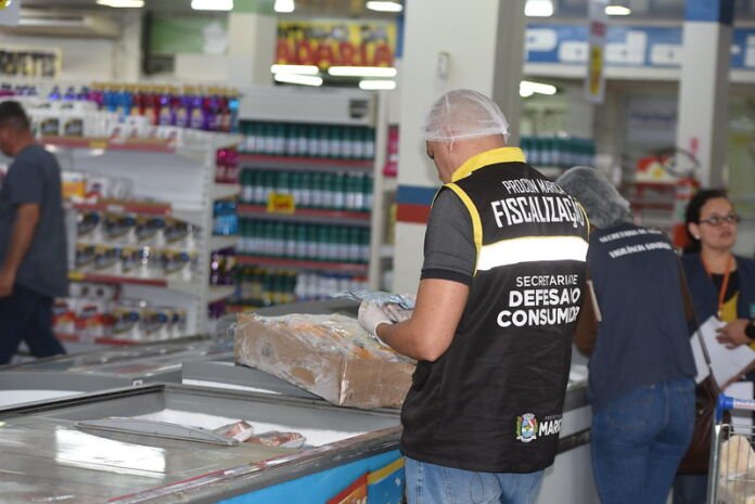 A Prefeitura de Maricá, por meio da Secretaria de Defesa do Consumidor, realizou nesta quinta-feira (26/06) uma operação de fiscalização para combater irregularidades em um estabelecimento comercial no bairro do Marine, em São José do Imbassaí.