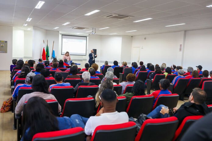 A Prefeitura de Maricá, por meio da Secretaria de Defesa do Consumidor e em parceria com a Secretaria de Educação, realizou nesta quinta-feira (26/06) a aula de encerramento do programa Procon Sênior