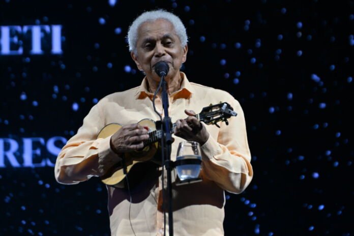 Mais de cinco mil pessoas lotaram o show emocionante do cantor e compositor Paulinho da Viola, no sábado à noite (14), na orla da Praia de São Francisco, na Zona Sul da cidade.