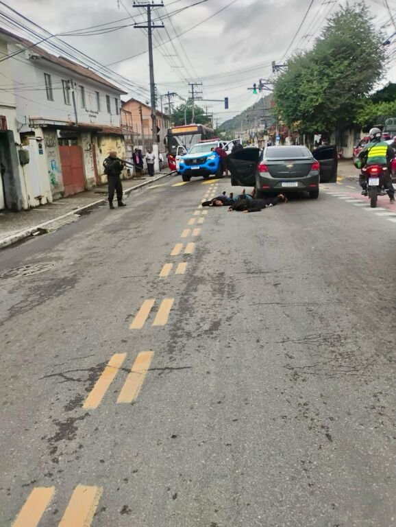 O sistema de Cercamento Eletrônico da Prefeitura de Niterói voltou a ser decisivo no combate à criminalidade na cidade. Nesta quinta-feira (12), quatro homens armados que estavam praticando crimes no Fonseca, na Zona Norte, foram presos dentro de um carro roubado.