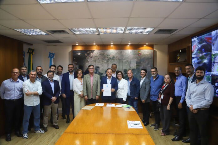 O prefeito de Niterói, Rodrigo Neves, sancionou nesta quarta-feira (25) a lei que cria o programa Fila Zero, que tem como objetivo eliminar a fila de espera por exames na rede pública e reduzir o tempo de atendimento no Sistema Único de Saúde (SUS).