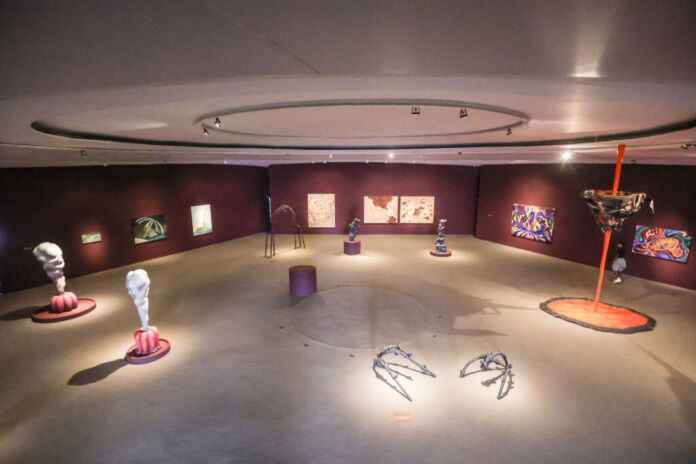 Esculturas, instalações, pinturas, performances e poesias marcam a exposição “Entre Corpos”, que está aberta à visitação no Museu de Arte Contemporânea, MAC Niterói.