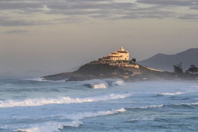 O Centro de Treinamento de Surf Leo Neves, mantido pela Prefeitura de Saquarema, recebeu nesta quinta-feira (12) representantes do Ministério Público Federal, da WSL e da prefeitura para uma reunião