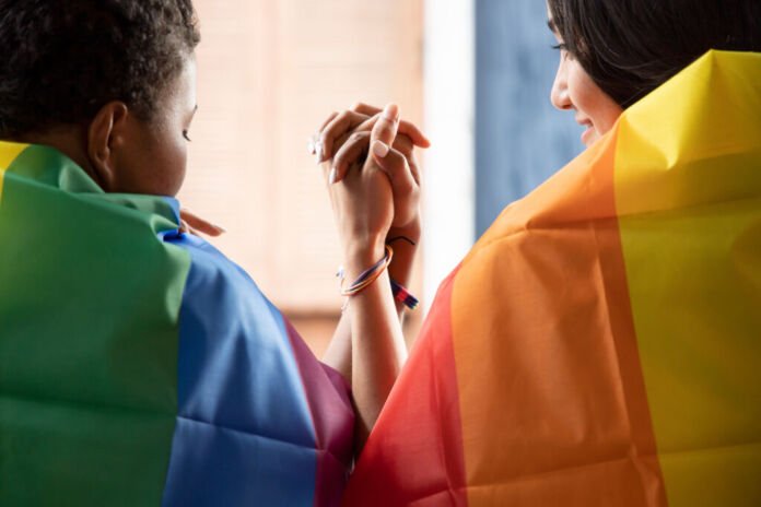 Black African LGBT woman covering LGBTQ rainbow flag with asian LGBT woman upside down, gay pride movement concept A cidade de Niterói será palco, neste sábado (28), de uma grande celebração com o “Orgulhe-se: Festival da Diversidade”, a partir de 16h, na Praça Juscelino Kubitschek, no Centro.