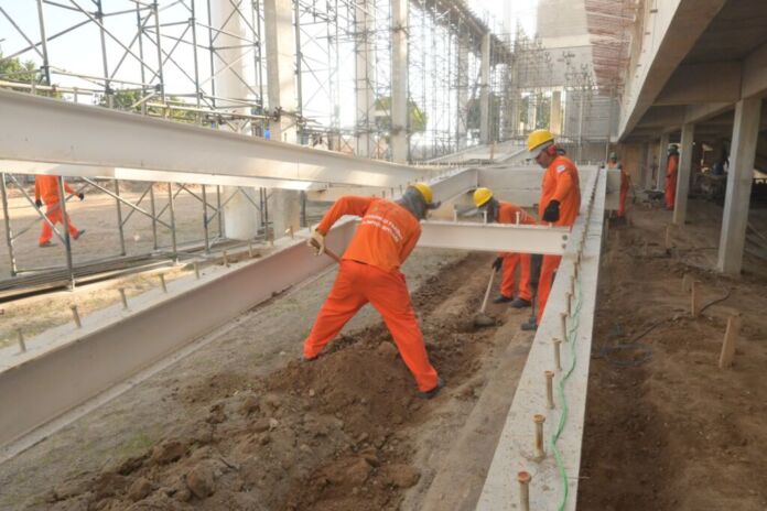 O prefeito Rodrigo Neves vistoriou, nesta quinta-feira (05), as obras do Parque Poliesportivo da Concha Acústica, na região central de Niterói.