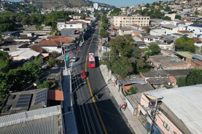 A Prefeitura de Niterói reabriu, nesta terça-feira (17), o trânsito na Rua General Castrioto, no Barreto, no trecho entre o Cemitério do Maruí e a Rua Monsenhor Raeder.
