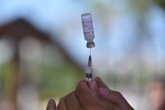 A Prefeitura de Maricá, por meio da Secretaria de Saúde, convoca a população para receber a vacina JN-1 contra a Covid-19 - versão atualizada do imunizante que oferece proteção a essa subvariante da Ômicron