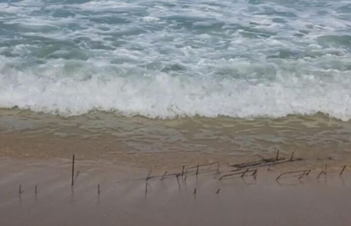 No último final de semana, banhistas flagraram vergalhões expostos no mar entre Ponta Negra e Barra de Maricá