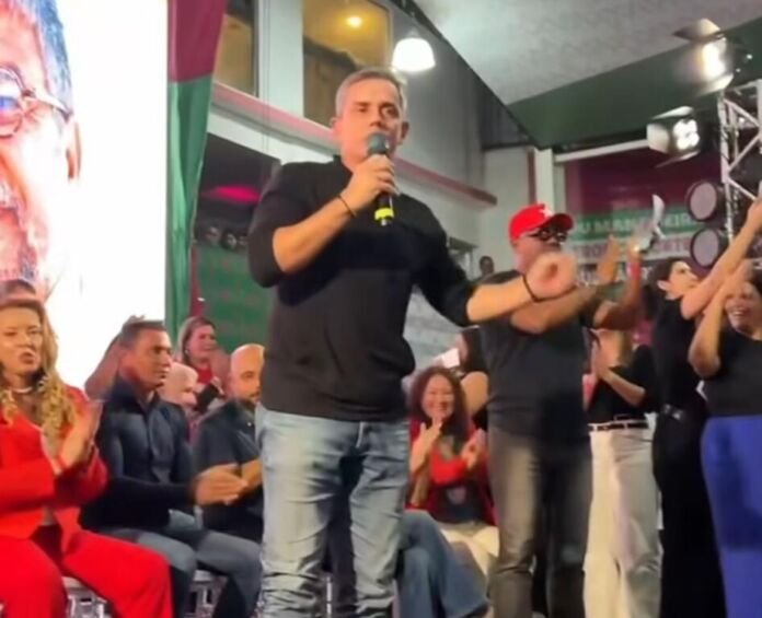 Fabiano Horta (PT), ex-prefeito de Maricá, participou de um evento na última segunda-feira, 16 de maio, na quadra da Mangueira, no Rio de Janeiro.