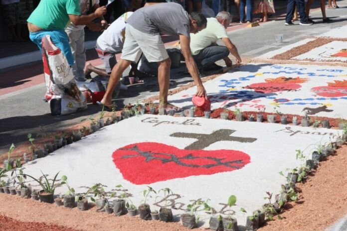 WhatsApp Image 2025-06-20 at 01.38.56 Apoiada pela Prefeitura de Maricá, por meio da Secretaria de Assuntos Religiosos, a tradicional celebração de Corpus Christi, realizada nesta quinta-feira (19/06), em Maricá, reuniu centenas de fiéis e visitantes para um evento de fé e cultura que iluminou as ruas do Centro da cidade.