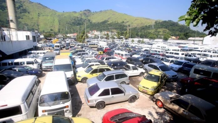 Na volta do recesso parlamentar, as comissões da Câmara Municipal do Rio de Janeiro vão começar a analisar um projeto de lei que estabelece normas a serem cumpridas pelos pátios que abrigam veículos apreendidos.