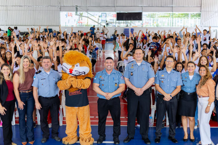 A Prefeitura de Maricá, por meio da Secretaria de Educação em parceria com a Polícia Militar do Rio de Janeiro, realizou nesta terça-feira (01/07) a cerimônia de formatura de 500 alunos do 5º ano de cinco escolas da rede municipal que concluíram o curso do Programa Educacional de Resistência às Drogas e à Violência (Proerd).