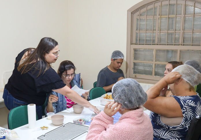 54647368622_16137050c4_c A Prefeitura de Maricá, por meio da Secretaria de Pessoa com Deficiência e Inclusão, encerrou nesta sexta-feira (11/07) as aulas do nível intermediário da oficina laborativa de Mini Cake Donuts, realizada no Centro de Referência em Políticas Inclusivas (CRPI), no Centro.