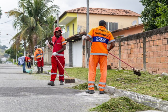 A Prefeitura de Maricá, por meio da autarquia Serviços de Obras de Maricá (Somar), realizou nesta terça-feira (15/07) uma força-tarefa integrada no loteamento Dom Felipe, em São José do Imbassaí, e no bairro de Guaratiba, com o objetivo de atender diversas demandas da população.