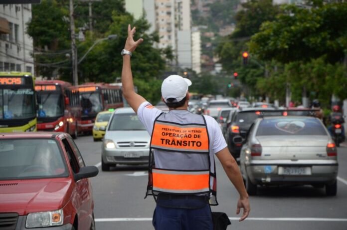 A Prefeitura de Niterói publicou, no Diário Oficial deste sábado (19), o edital do concurso público para provimento de vagas e cadastro de reserva na Niterói Transporte e Trânsito (Nittrans).