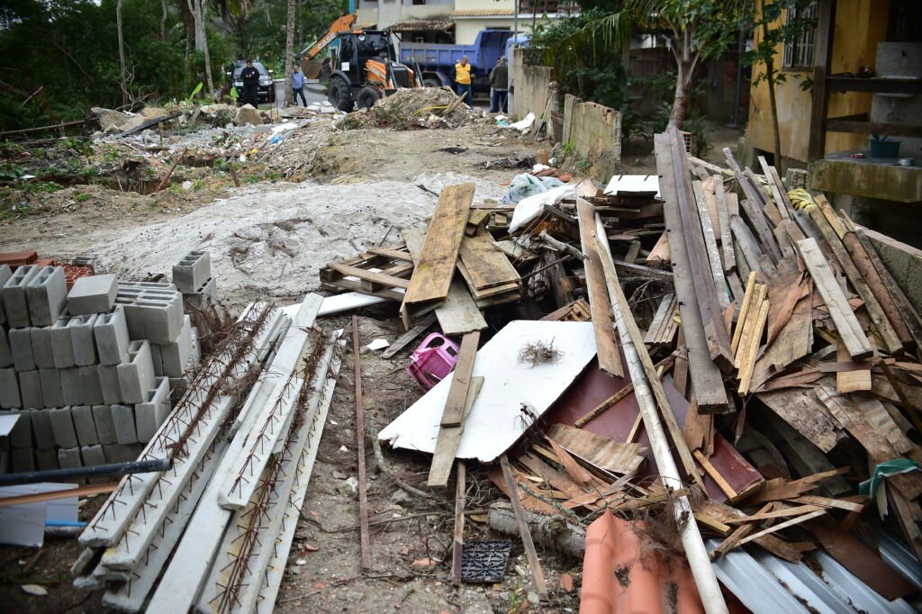 Em mais uma ação conjunta para a defesa do meio ambiente, a Prefeitura de Niterói e o Ministério Público do Estado do Rio de Janeiro (MPRJ) uniram forças, nesta quinta-feira (31), para impedir a ocupação irregular na beira da Lagoa de Piratininga em uma das mais importantes áreas de preservação da cidade: o Jardim Imbuí