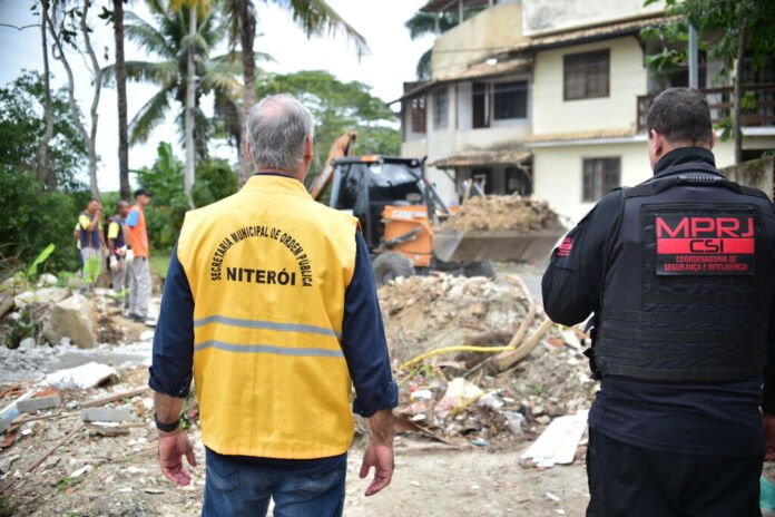Em mais uma ação conjunta para a defesa do meio ambiente, a Prefeitura de Niterói e o Ministério Público do Estado do Rio de Janeiro (MPRJ) uniram forças, nesta quinta-feira (31), para impedir a ocupação irregular na beira da Lagoa de Piratininga em uma das mais importantes áreas de preservação da cidade: o Jardim Imbuí