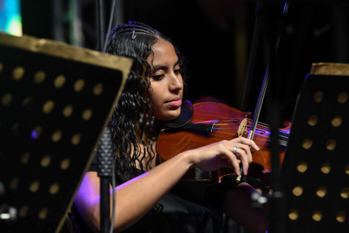 celebração de laços e tradições na noite desta sexta-feira (4), marcando a abertura da 2ª edição do Guapi Festeja Viseu, em Guapimirim.