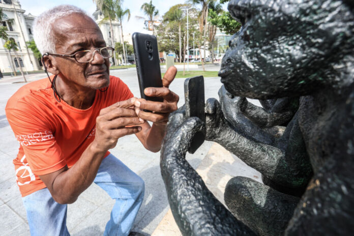 Até o dia 20 de julho, pontos turísticos de Niterói, principalmente na Orla de Niterói, apresentam esculturas da mostra "Primórdios Digitais", de Beto Gatti.