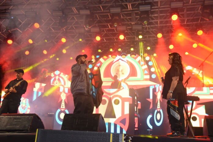 Foto Clarildo Menezes A Prefeitura de Maricá, por meio da Secretaria de Cultura e das Utopias, levou muita energia e um ritmo genuinamente misturado de todas as regiões do Brasil com o show histórico da banda BaianaSystem, na abertura da segunda semana do 2º Festival de Blues, Jazz e Rock.