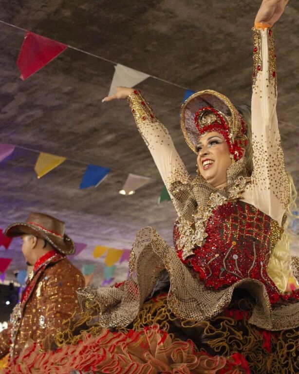 O evento gratuito acontece a partir das 11h no Teatro Popular Oscar Niemeyer, reunindo dez quadrilhas juninas de diferentes municípios fluminenses em um grande concurso de dança, cultura popular e celebração coletiva.