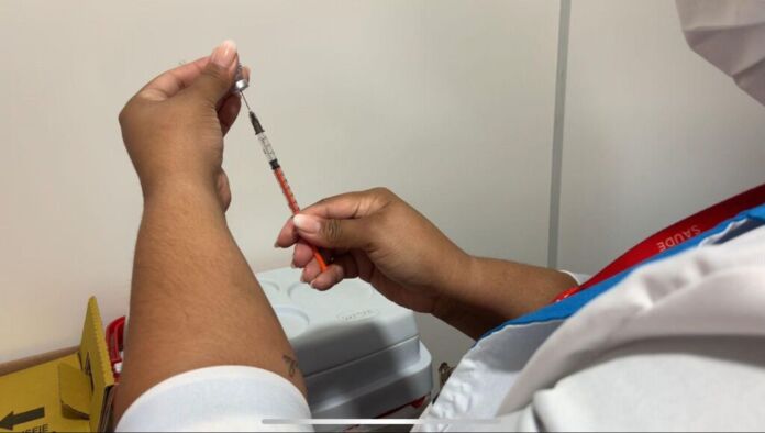 A Prefeitura de Maricá, por meio da Secretaria de Saúde, informa a população sobre as modificações no esquema vacinal contra a meningite no município, que seguem as novas orientações do Ministério da Saúde.