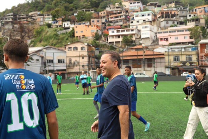 IMG_1962 O prefeito de Niterói, Rodrigo Neves, entregou neste sábado (12) as obras de revitalização do campo de futebol do Salinas (batizado de Arena Flamenguinho), no bairro de Jurujuba, na Zona Sul da cidade.
