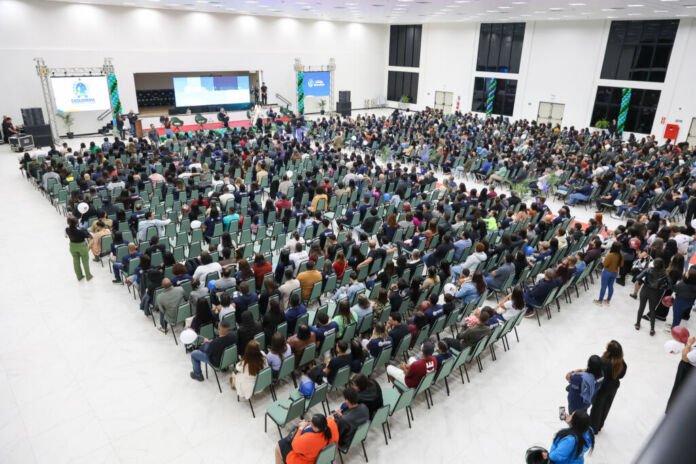 Imagem 2 A Prefeitura de Saquarema, por meio da Secretaria Municipal de Educação, Cultura, Inclusão, Ciência e Tecnologia, realizou na noite da quinta-feira, 24 de julho, a entrega de 550 certificados para alunos aprovados em mais uma edição do Programa Conexão Universitária.