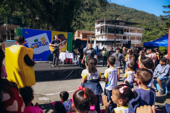 Secretaria de Educação, promoveu mais uma edição da Jornada Literária, levando uma verdadeira imersão no universo dos livros para a Praça de Andorinhas.