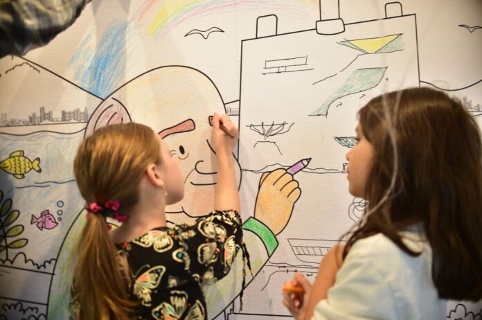 Sucesso de público, a mostra "MAC de Colorir: uma (não) exposição entre linhas e cores" recebeu 11 mil visitantes desde o dia 12 de julho, primeira semana de exibição. Lúdica, inédita e participativa, a expo cativou adultos e crianças a ressignificarem as paredes do museu mais famoso de Niterói.