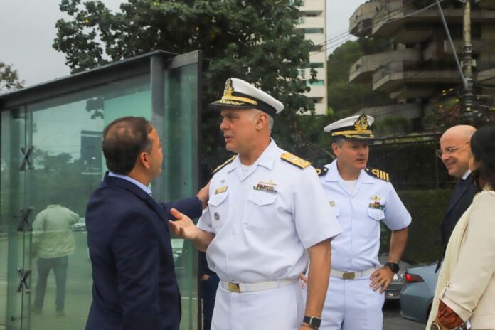 O prefeito de Niterói, Rodrigo Neves, recebeu, nesta quarta-feira (02), o vice-almirante Thadeu Lobo, comandante do Primeiro Distrito Naval, e o capitão de Mar e Guerra Luciano Calixto, capitão dos Portos do Rio de Janeiro, para assinar um acordo de cooperação técnica.