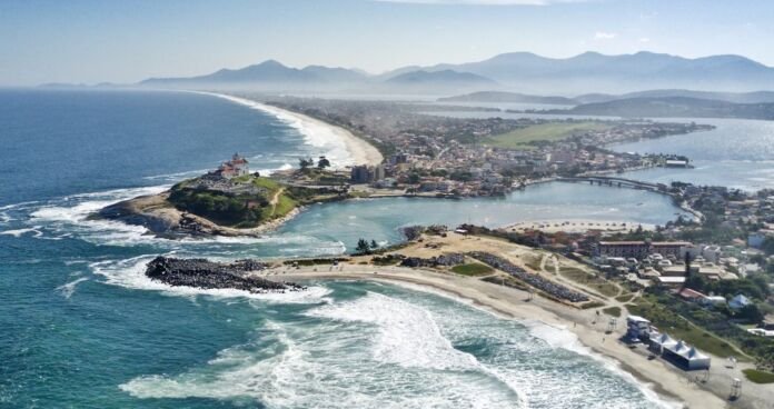 Saquarema A EMBRATUR - Agência Brasileira de Promoção Internacional do Turismo realizará a capacitação do Programa Novas Rotas, com foco no fortalecimento do turismo regional e na preparação de profissionais da Costa do Sol para o mercado internacional.