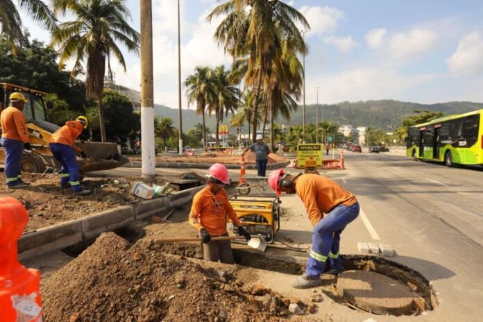 O prefeito de Niterói, Rodrigo Neves, vistoriou, na manhã desta quarta-feira (09), as obras de reconfiguração viária no entorno do Túnel Roberto Silveira, que conecta os bairros de Icaraí e São Francisco.