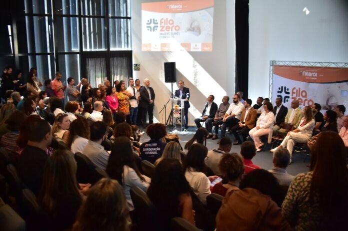 WhatsApp Image 2025-07-14 at 12.06.51 A Prefeitura de Niterói lançou, nesta segunda-feira (14), no auditório do Caminho Niemeyer, o programa Fila Zero, iniciativa que visa ampliar o acesso da população que utiliza a rede pública a exames na rede privada e eliminar o tempo de espera por atendimento no Sistema Único de Saúde (SUS).