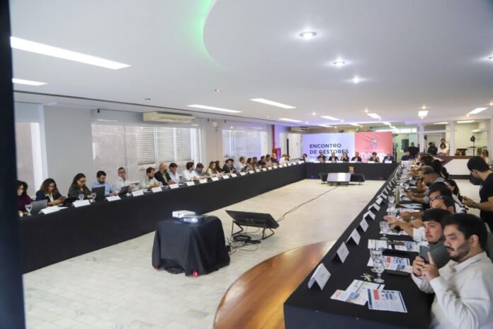 A Prefeitura de Niterói realizou, nesta terça-feira (15), no Clube Central, em Icaraí, uma reunião com os secretários e presidentes de empresas municipais e de autarquias para definir as prioridades e metas até o final de 2025.