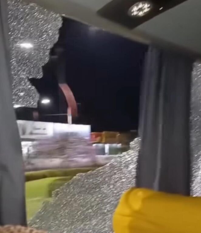 Na noite deste domingo, 20 de julho, os ônibus da Viação Nossa Senhora do Amparo e da Empresa Pública de Transportes (EPT) foram alvo de ataques de criminosos na Rodovia Amaral Peixoto (RJ-106), em Inoã.