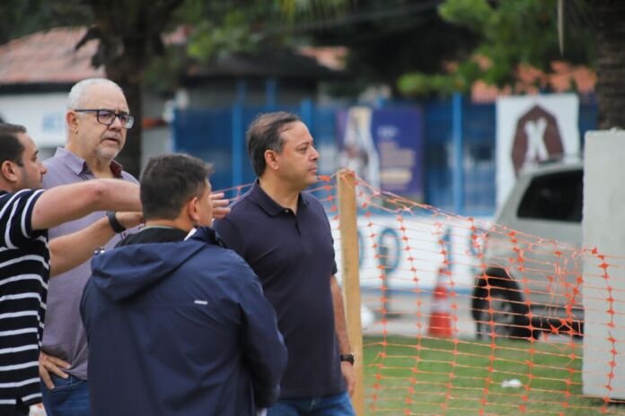 O prefeito de Niterói, Rodrigo Neves, esteve, nesta quinta-feira (24), nas obras de macrodrenagem que estão sendo realizadas na bacia A, em Charitas