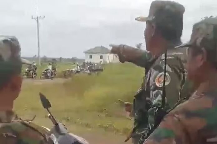 Uma nova e preocupante escalada de violência assola a fronteira entre a Tailândia e Camboja, reacendendo uma disputa territorial centenária que já resultou em mortes e deslocamento em massa.