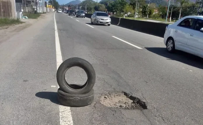 Nesta semana, o município de Maricá foi atingido por constantes chuvas que, somadas à péssima qualidade da massa asfáltica, reabriram crateras