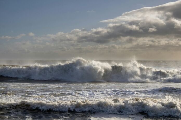 pexels-ania-lemka-2153269517-32850770 Além da previsão de ventania, um novo alerta foi enviado! A Marinha do Brasil emitiu um aviso de ressaca no mar para todo o litoral de Maricá na próxima terça-feira, 29 de julho.
