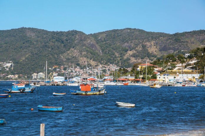 ocupa o terceiro lugar entre as localidades com o melhor atendimento e tratamento de água e esgoto no ranking do Instituto Trata Brasil