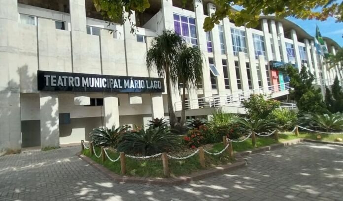 Marcando as duas décadas da morte física de Francisco Cândido Xavier, ocorrida no dia 30 de junho de 2002, aos 92 anos, o Teatro Mário Lago receberá, no próximo sábado, dia 09 de agosto, às 18h30, a peça “Chico Xavier em Pessoa”